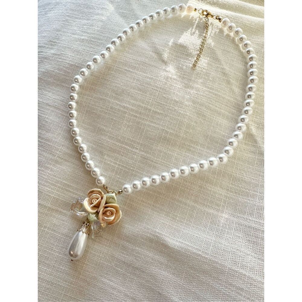 Princess pearlescent rose and pearl statement necklace - Picture 3 of 6